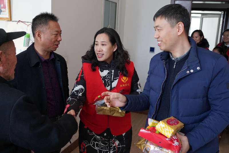 愛(ài)心暖夕陽(yáng)，情系敬老院